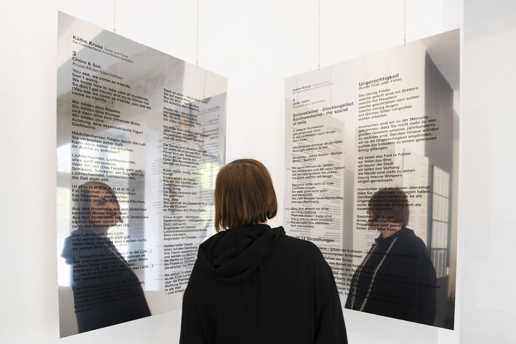 Käthe Kruse vor „Texte und Töne“, 2023, © VG Bild-Kunst, Bonn 2025, Foto: Max Cramer