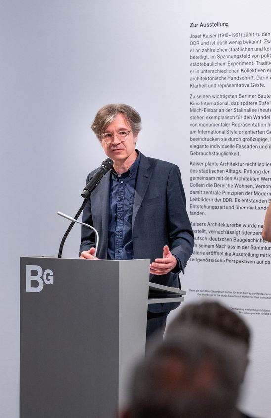 Foto: Eindrücke der Eröffnung, die entweder Menschen in den Ausstellungsräumen oder dem Außenraum der Berlinischen Galerie zeigen.
