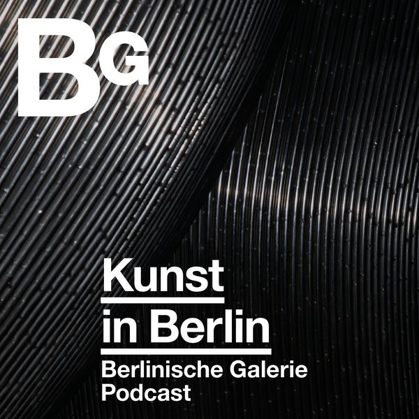 Mit Blitz aufgenommene Detailansicht der silbernen Skulptur „Dreiheit“ von Brigitte Meier-Denninghoff und Martin Matschinsky vor der Berlinischen Galerie. Auf der Nahaufname stehen in weißer Schrift der Titel des Podcasts und das Logo der Berlinischen Galerie.