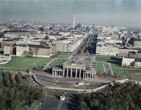 Otto Borutta, Luftaufnahme, Blick von Westen auf das Brandenburger Tor mit Unter den Linden, 1967-68 Otto Borutta, Luftaufnahme, Blick von Westen auf das Brandenburger Tor mit Unter den Linden, 1967-68