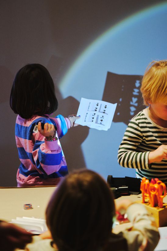 Foto: Eindrücke der Kindervernissage, die Erwachsene und vor allem Kinder an verschiedenen kreativen Mitmach-Stationen in den Ausstellungsräumen zeigen.