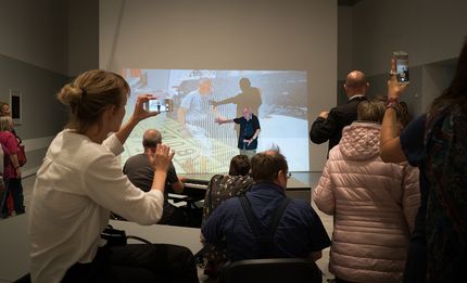 Eröffnung der Ausstellung "Standortwechsel" in "207 m². Raum für Aktion und Kooperation" in der Berlinischen Galerie, 2019, Foto: Catrin Schmitt Eröffnung der Ausstellung "Standortwechsel" in "207 m². Raum für Aktion und Kooperation" in der Berlinischen Galerie, 2019, Foto: Catrin Schmitt