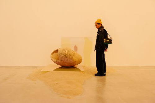 Foto: Eindrücke des Eröffnungsabends, die Menschen entweder bei der Verleihung in der Treppenhalle der Berlinischen Galerie oder zwischen Jeewi Lees Installation im Ausstellungsraum zeigen.