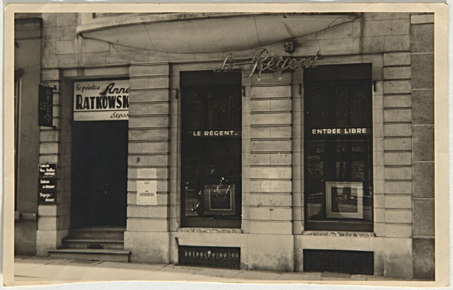 Fotografie: Außenansicht einer Galerie im Erdgeschoss mit Schaufenstern 