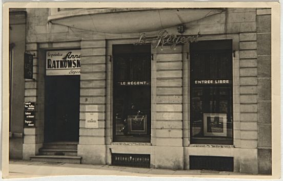 Fotografie: Außenansicht einer Galerie im Erdgeschoss mit Schaufenstern 