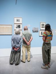 Foto: Eindrücke der Eröffnung, die entweder Menschen in den Ausstellungsräumen oder dem Außenraum der Berlinischen Galerie zeigen.
