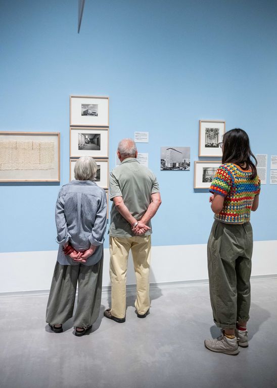 Foto: Eindrücke der Eröffnung, die entweder Menschen in den Ausstellungsräumen oder dem Außenraum der Berlinischen Galerie zeigen.