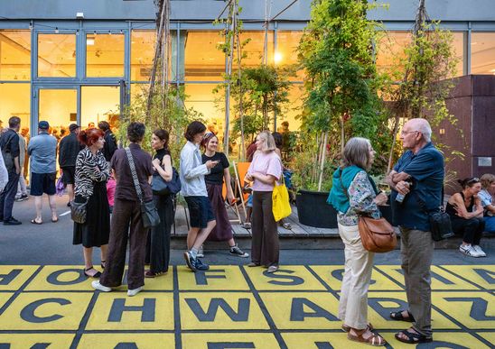Foto: Eindrücke der Eröffnung, die entweder Menschen in den Ausstellungsräumen oder dem Außenraum der Berlinischen Galerie zeigen.