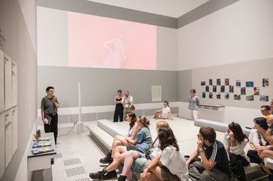 Foto: Projektpräsentation des Zeichenbuchs „Mausiges Kunstabenteuer“ von Carlo Rossoll.