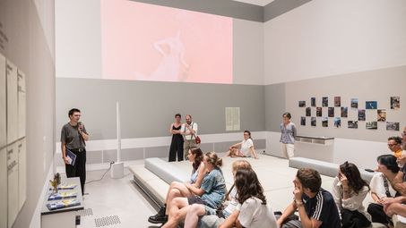 Foto: Projektpräsentation des Zeichenbuchs „Mausiges Kunstabenteuer“ von Carlo Rossoll.