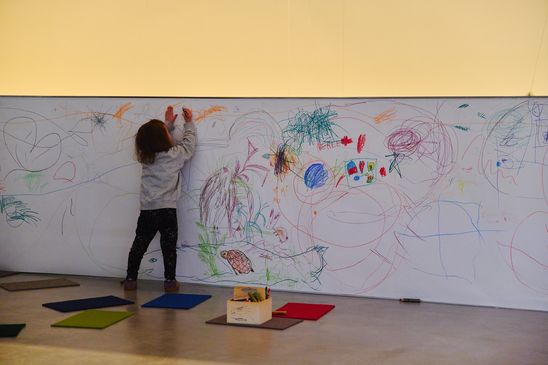 Foto: Eindrücke der Kindervernissage, die Erwachsene und vor allem Kinder an verschiedenen kreativen Mitmach-Stationen in den Ausstellungsräumen zeigen.