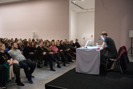 Lesung mit Schauspieler Max Riemelt aus "Auguste Bolte" von Kurt Schwitters, 4.11.2016, Foto: Harry Schnitger Lesung mit Schauspieler Max Riemelt aus "Auguste Bolte" von Kurt Schwitters, 4.11.2016, Foto: Harry Schnitger