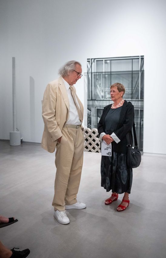 Foto: Eindrücke der Eröffnung, die entweder Menschen in den Ausstellungsräumen oder dem Außenraum der Berlinischen Galerie zeigen.