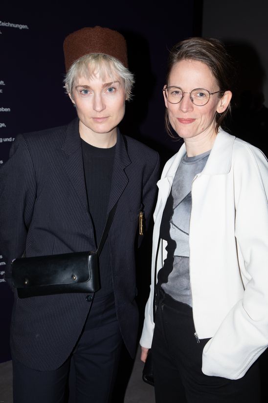 Foto: Mit Blitz aufgenommenes Foto von Anne Waak und Rebecca Wilton. 