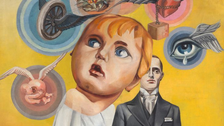 Eine Braut mit übergroßem Kinderkopf und fragendem Blick trägt ein weißes Kleid. Neben ihr steht ein scheinbar regungsloser Bräutigam. Umgeben sind sie von symbolischen Objekten wie einer geflügelten Dose, einem tränenden Auge, einem Baby und einem Herz mit angekettetem Klotz. Die Szene wirkt surreal.