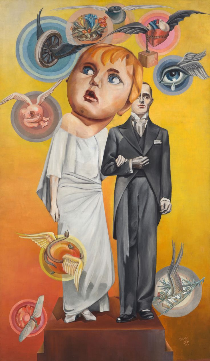 Hannah Höch, Die Braut (Pandora), 1924/1927 Eine Braut mit übergroßem Kinderkopf und fragendem Blick trägt ein weißes Kleid. Neben ihr steht ein scheinbar regungsloser Bräutigam. Umgeben sind sie von symbolischen Objekten wie einer geflügelten Dose, einem tränenden Auge, einem Baby und einem Herz mit angekettetem Klotz. Die Szene wirkt surreal.