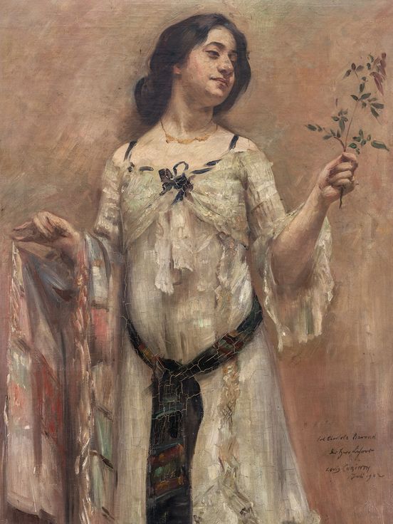 Gemälde einer Frau in einem weißen Kleid, die eine kleine Zweigspitze in der rechten Hand hält. Sie hat dunkles, zurückgebundenes Haar, trägt eine zarte Halskette und blickt mit einem leichten Lächeln zur Seite. Das Kleid ist verziert mit bunten Stoffdetails und einem dunklen Gürtel. Der Hintergrund ist in warmen, erdigen Tönen gehalten.