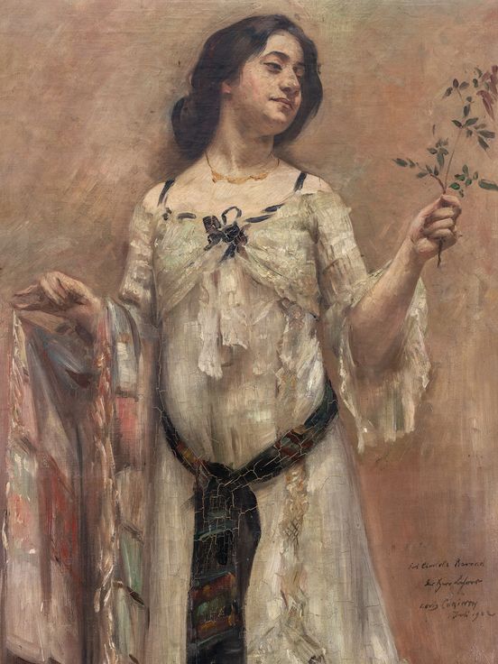 Gemälde einer Frau in einem weißen Kleid, die eine kleine Zweigspitze in der rechten Hand hält. Sie hat dunkles, zurückgebundenes Haar, trägt eine zarte Halskette und blickt mit einem leichten Lächeln zur Seite. Das Kleid ist verziert mit bunten Stoffdetails und einem dunklen Gürtel. Der Hintergrund ist in warmen, erdigen Tönen gehalten.