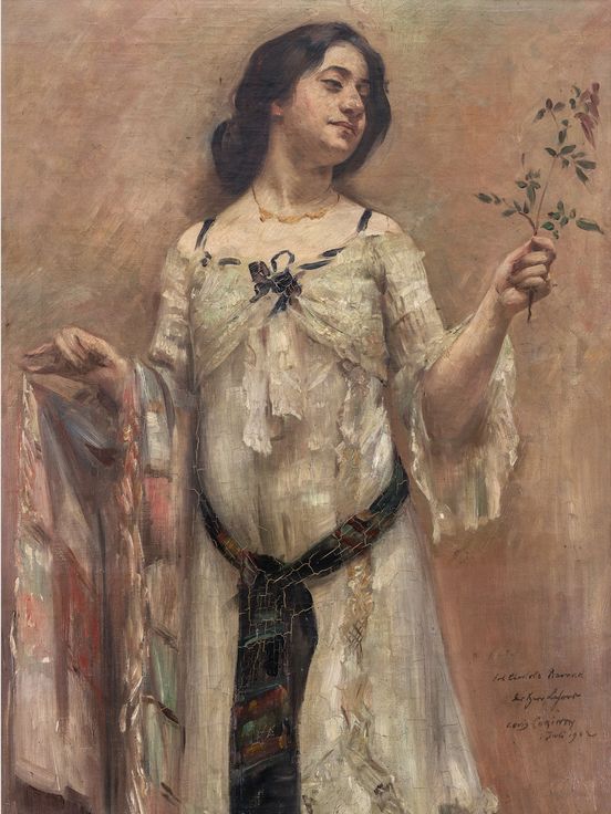 Gemälde einer Frau in einem weißen Kleid, die eine kleine Zweigspitze in der rechten Hand hält. Sie hat dunkles, zurückgebundenes Haar, trägt eine zarte Halskette und blickt mit einem leichten Lächeln zur Seite. Das Kleid ist verziert mit bunten Stoffdetails und einem dunklen Gürtel. Der Hintergrund ist in warmen, erdigen Tönen gehalten.