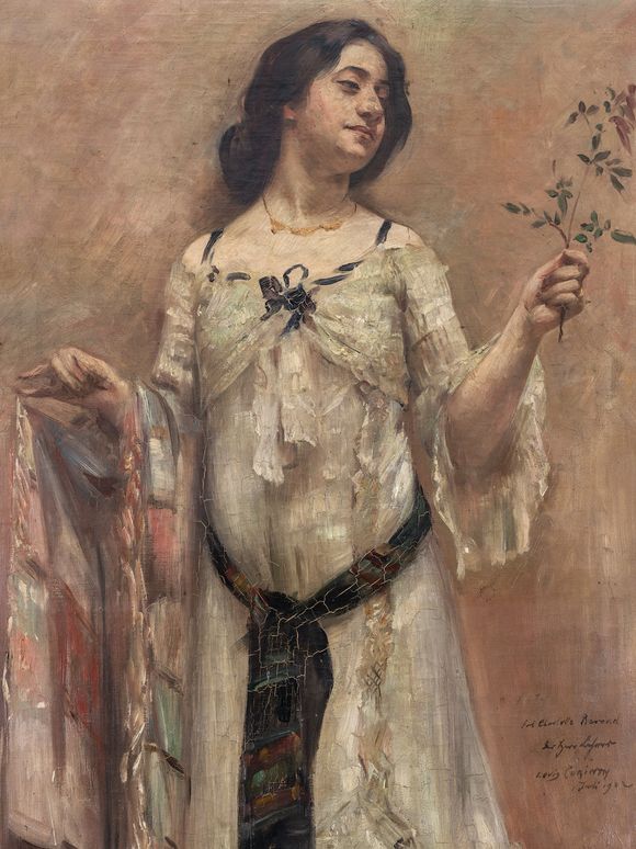 Gemälde einer Frau in einem weißen Kleid, die eine kleine Zweigspitze in der rechten Hand hält. Sie hat dunkles, zurückgebundenes Haar, trägt eine zarte Halskette und blickt mit einem leichten Lächeln zur Seite. Das Kleid ist verziert mit bunten Stoffdetails und einem dunklen Gürtel. Der Hintergrund ist in warmen, erdigen Tönen gehalten.