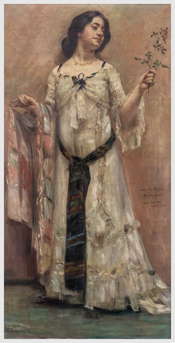 Gemälde einer Frau in einem weißen Kleid, die eine kleine Zweigspitze in der rechten Hand hält. Sie hat dunkles, zurückgebundenes Haar, trägt eine zarte Halskette und blickt mit einem leichten Lächeln zur Seite. Das Kleid ist verziert mit bunten Stoffdetails und einem dunklen Gürtel. Der Hintergrund ist in warmen, erdigen Tönen gehalten.