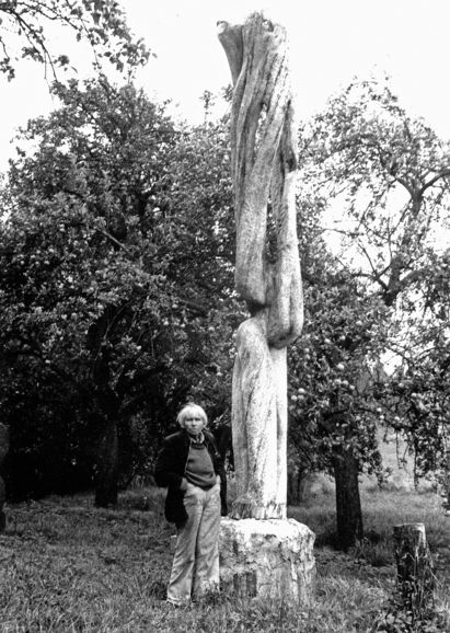 Louise Stomps und ihre Skulptur “Der Ruf“, 1977, Birne, H – 430 cm © Nachlass Louise Stomps, Foto: anonym Louise Stomps und ihre Skulptur “Der Ruf“, 1977, Birne, H – 430 cm © Nachlass Louise Stomps, Foto: anonym