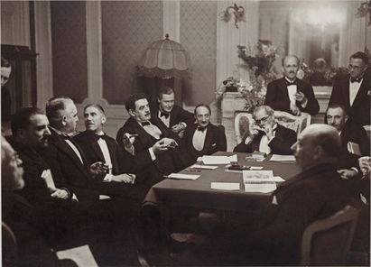 Erich Salomon, Lausanner Abrüstungskonferenz, Abschlusstreffen der Politiker im Hotel Beau Rivage, 08.07.1932, Urheberrechte am Werk erloschen, Repro: Anja Elisabeth Witte Erich Salomon, Lausanner Abrüstungskonferenz, Abschlusstreffen der Politiker im Hotel Beau Rivage, 08.07.1932