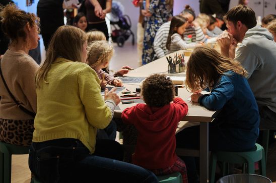 Foto: Eindrücke der Kindervernissage, die Erwachsene und vor allem Kinder an verschiedenen kreativen Mitmach-Stationen in den Ausstellungsräumen zeigen.