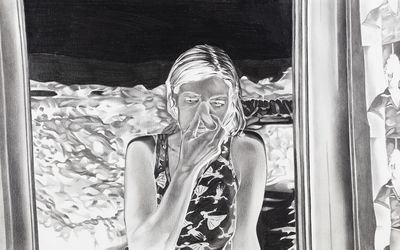 Schwarz-weiß invertierte Zeichnung des Künstlers auf Papier. Motiv ist eine Frau vor einem offenen Fenster, die sich eine Spielzeugnase aufsetzt.