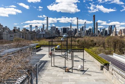 Alicja Kwade, The Roof Garden Commission: Alicja Kwade, ParaPivot, Installation view, The Metropolitan Museum of Art, 2019, Foto: © Hyla Skopitz Alicja Kwade, The Roof Garden Commission: Alicja Kwade, ParaPivot, Installation view, The Metropolitan Museum of Art, 2019, Foto: © Hyla Skopitz