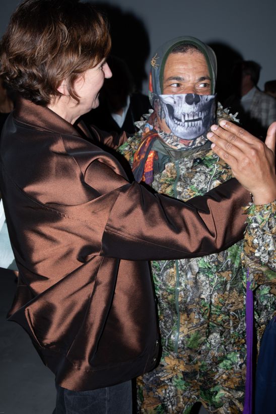 Foto: Marc Brandenburg in Tarn-Anzug, das Gesicht ist halb mit einer Art Tuch mit Skelett-Muster verdeckt.