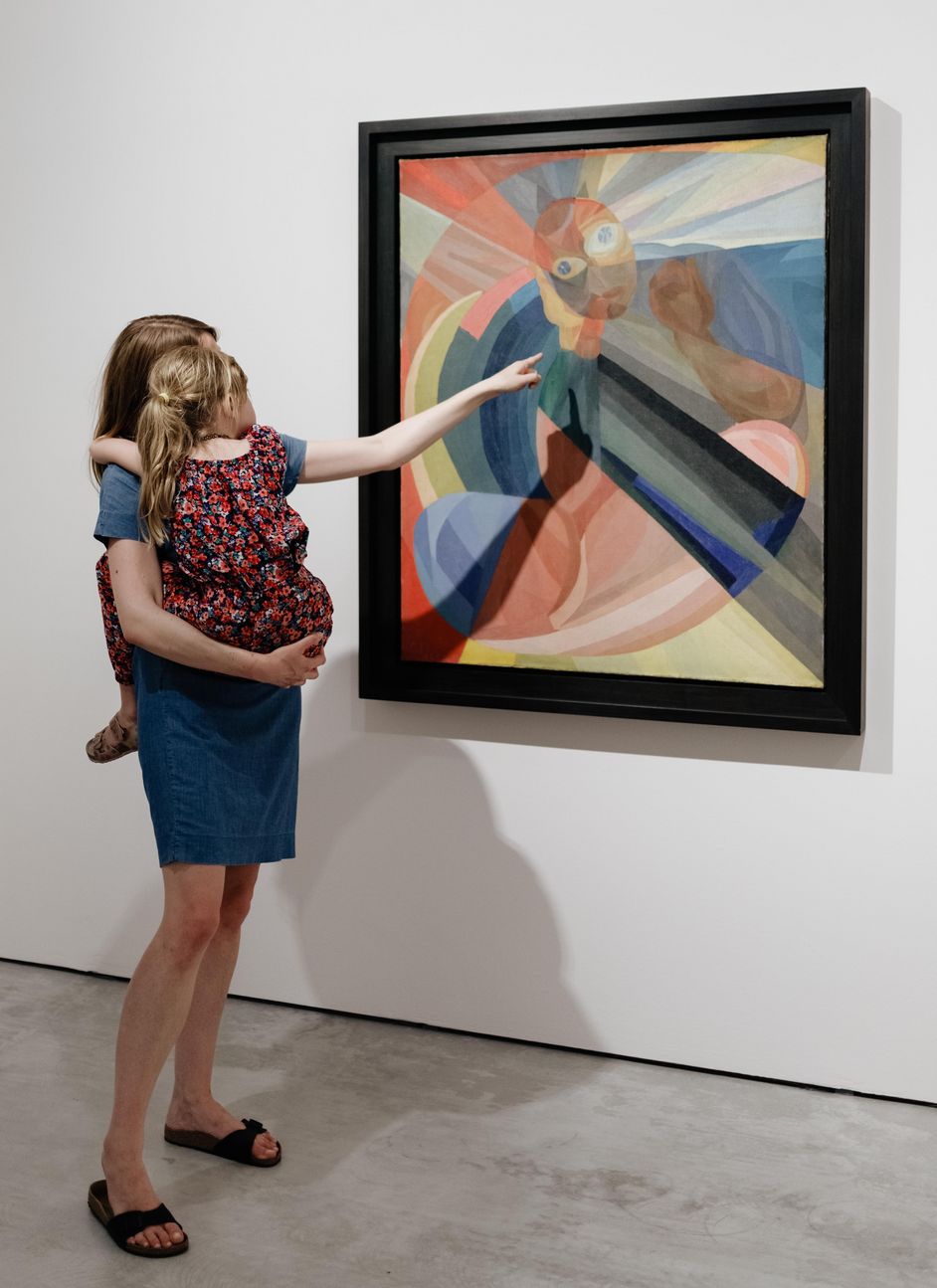 Frau mit Kind auf dem Arm im Museum