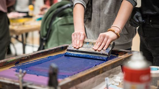 Siebdruckrahmen mit blauer Farbe