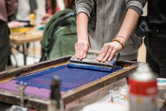 Siebdruckrahmen mit blauer Farbe