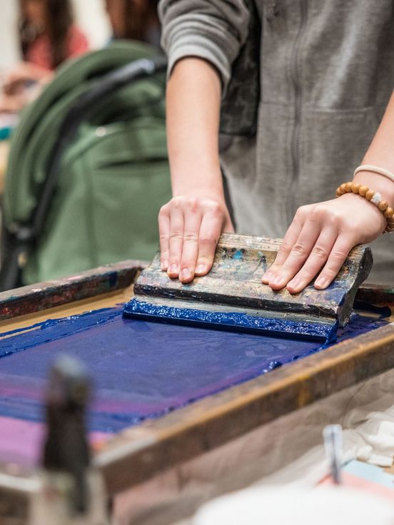 Siebdruckrahmen mit blauer Farbe