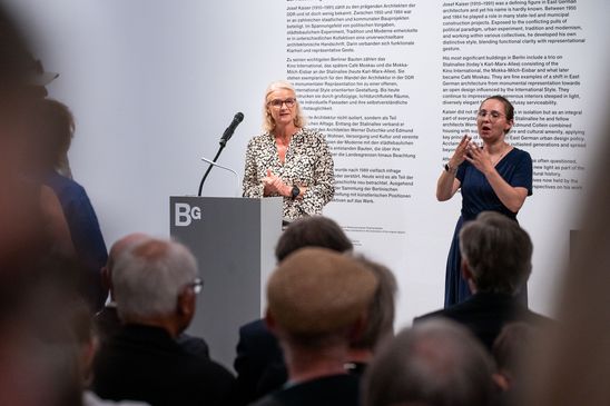 Foto: Eindrücke der Eröffnung, die entweder Menschen in den Ausstellungsräumen oder dem Außenraum der Berlinischen Galerie zeigen.
