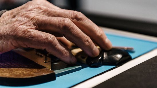 Foto: Eine Hand auf einem Tastmodell.