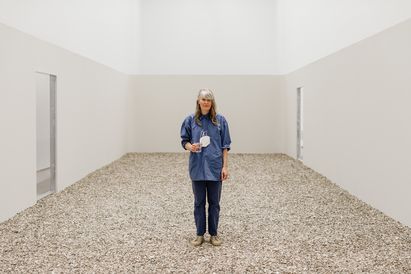 Nina Canell in der Ausstellung „Nina Canell. Tectonic Tender“, Berlinische Galerie, Foto: Pauline Ruther; Bitte beachten Sie, dass dieses Bild nicht beschnitten werden darf. Nina Canell in der Ausstellung „Nina Canell. Tectonic Tender“, Berlinische Galerie, Foto: Pauline Ruther