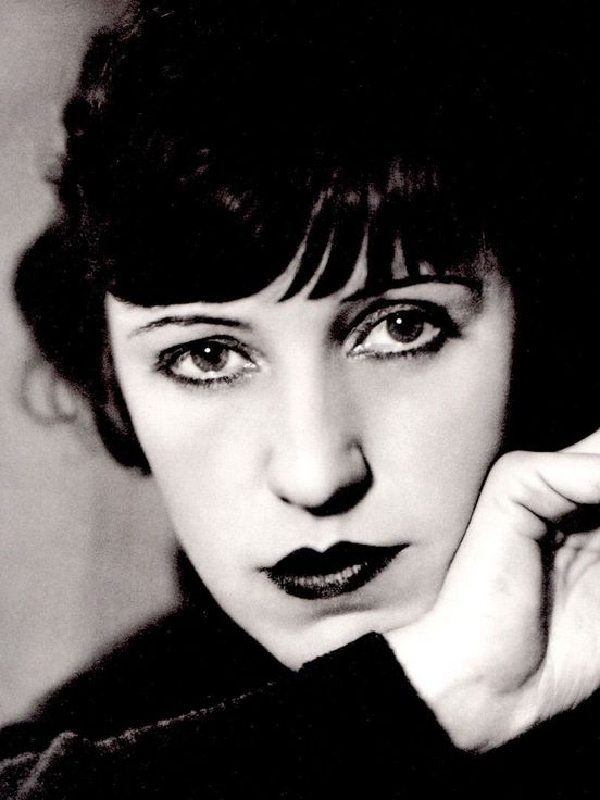 Schwarz-Weiß Fotografie: Lotte Jacobi, Lotte Lenya während einer Probe zur „Dreigroschenoper“, Berlin 1928