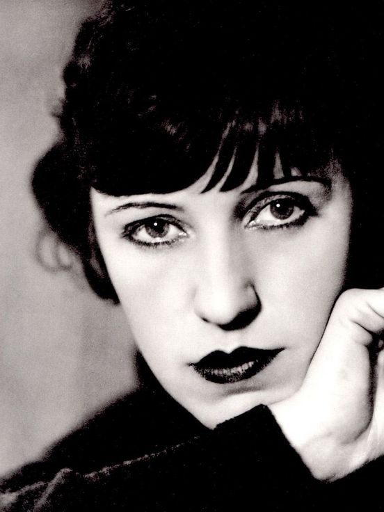 Schwarz-Weiß Fotografie: Lotte Jacobi, Lotte Lenya während einer Probe zur „Dreigroschenoper“, Berlin 1928