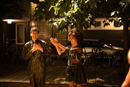 Photo: Clément Grin and Mélissa Guex are standing on the forecourt of the Berlinische Galerie in the evening after the performance.