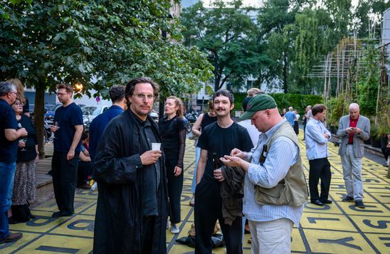Foto: Eindrücke der Eröffnung, die entweder Menschen in den Ausstellungsräumen oder dem Außenraum der Berlinischen Galerie zeigen.