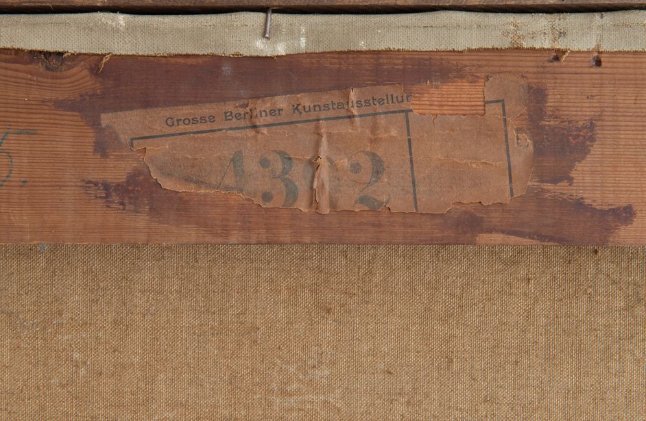 Rückseite eines Bilderrahmens, Detailansicht von Resten eines Aufklebers