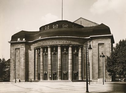 Oskar Kaufmann, Volksbühne, Berlin, ca. 1940 © Architekturmuseum der TU Berlin, Foto: Arthur Köster, VG Bild-Kunst, Bonn 2023 Oskar Kaufmann, Volksbühne, Berlin, ca. 1940 © Architekturmuseum der TU Berlin, Foto: Arthur Köster, VG Bild-Kunst, Bonn 2023