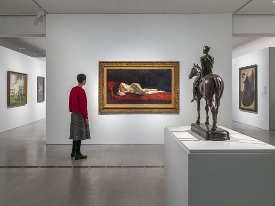 Ausstellungsansicht „Kunst in Berlin 1880—1980“, Foto: © Roman März (abgebildete Werke: Hans Herrmann, Lesser Ury, Louis Tuaillon, Eugen Spiro, © VG Bild-Kunst, Bonn 2020)