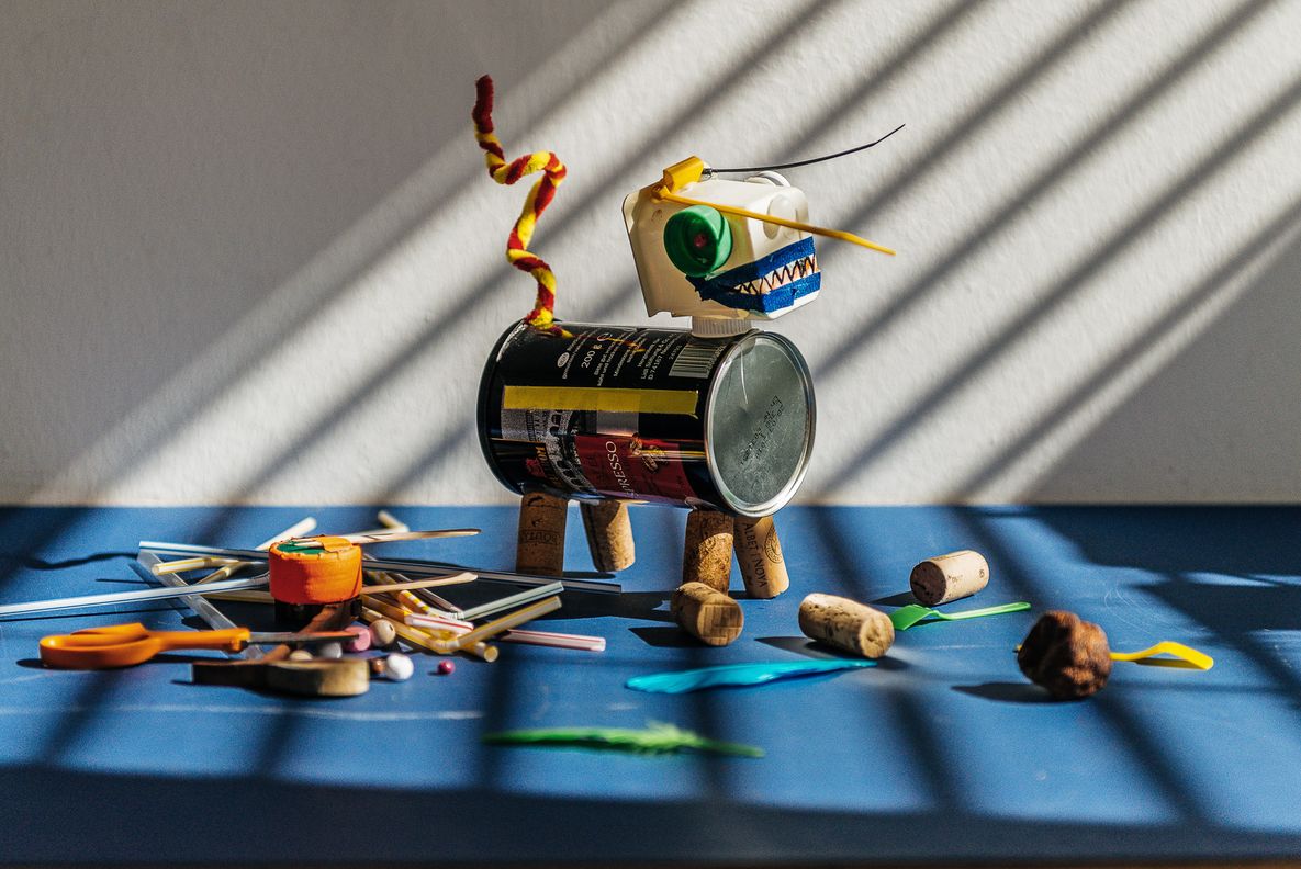 Berlinische-Galerie-Museum-Berlin-Kunst-Vermittlung Foto: Ein gebasteltes Objekt auf einem Tisch mit Bastelmaterialien.