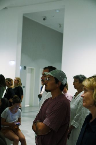 Impressionen Book Launch und Artist Talk mit Julius von Bismarck, Berlinische Galerie Menschen stehen im Ausstellungsraum und lauschen einem Gespräch.