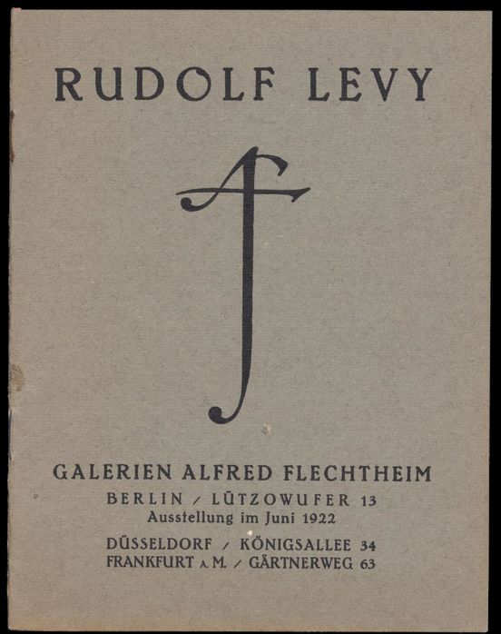 Scan: Umschlag des Ausstellungskatalogs von Rudolf Levy aus dem Jahr 1922 mit dem Namen des Künstlers, dem Jahr sowie Informationen zur Galerie Alfred Flechtheim und ihren Standorten in schwarzer Schrift auf bräunlichem Papier.