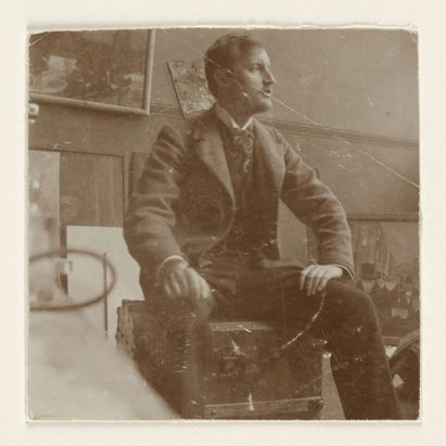 Edvard Munch, Selbstporträt auf einem Reisekoffer im Atelier, Lützowstraße 82, Berlin, 1902, Foto: © MUNCH, Oslo Edvard Munch, Selbstporträt auf einem Reisekoffer im Atelier, Lützowstraße 82, Berlin, 1902, Foto: © MUNCH, Oslo