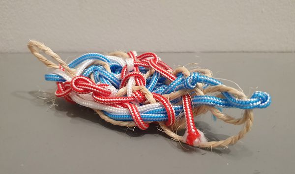 viele Schnüre sind zu einem Knäul verknotet